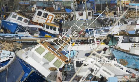 Ribuan nelayan di pulau itu kini menghadapi kerugian besar setelah puluhan kapal nelayan mereka hancur diterjang gelombang dahsyat dan angin kencang.